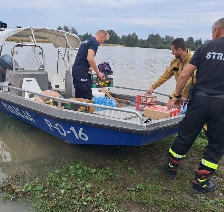 Policjanci z pow. puławskiego ruszyli z pomocą powodzianom - Zdjęcie główne