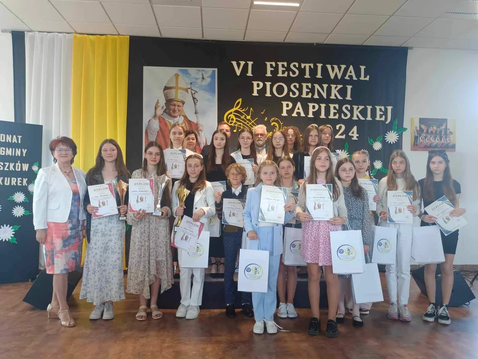 VI Festiwal Piosenki Papieskiej w Wólce Domaszewskiej. Młodzi artyści oddali hołd Janowi Pawłowi II [ZDJĘCIA] - Zdjęcie główne