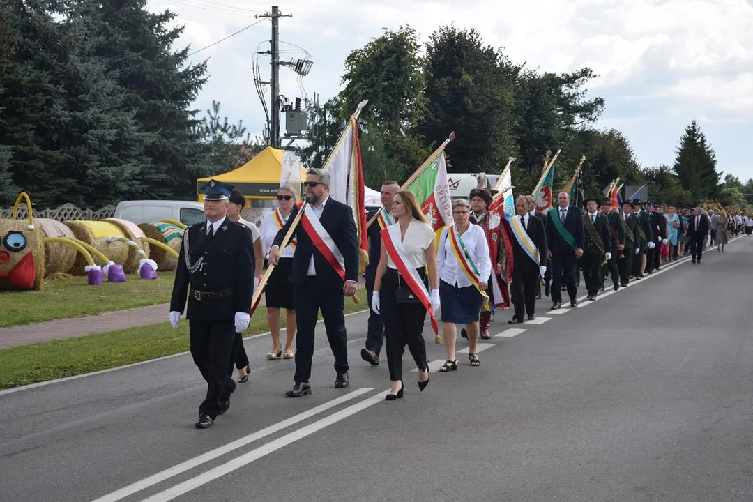 Dożynki Powiatowe w Drelowie 2023. Korowód i prezentacja wieńców