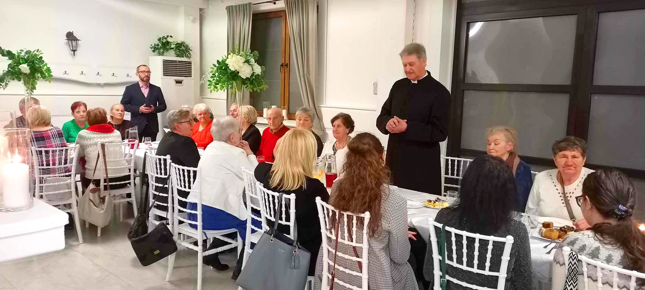 Kluby seniorskie, osoby starsze i samotne na kolacji wigilijnej u młodych ze stowarzyszenia Radzyń Moje Miasto - Zdjęcie główne