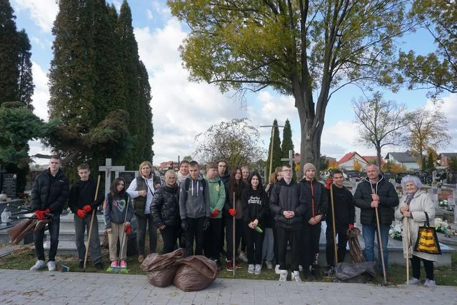 Opole Lubelskie: Posprzątali zapomniane groby (ZDJĘCIA) - Zdjęcie główne