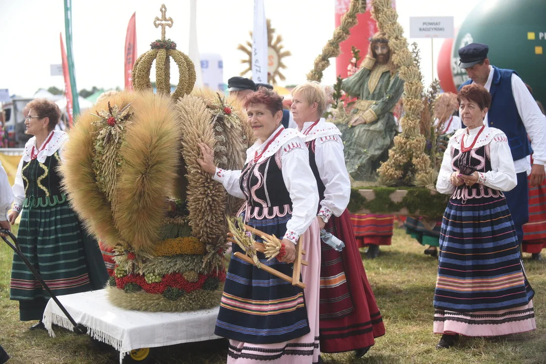 Powiat puławski zaprezentował wyjątkowy wieniec na Dożynkach Wojewódzkich [ZDJĘCIA] - Zdjęcie główne