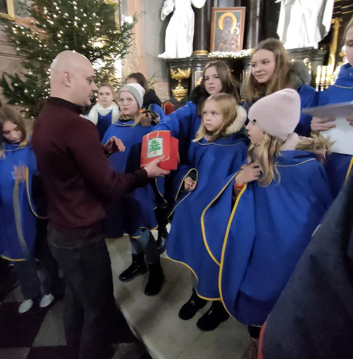 Schola „Promyczki” zaśpiewała kolędy i pastorałki (ZDJĘCIA)