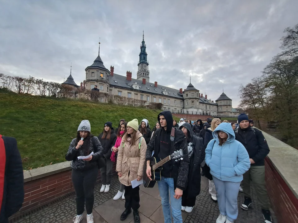 Maturzyści z Adamowa modlili się  na Jasnej Górze - Zdjęcie główne