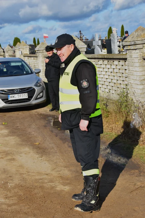 Dzień Wszystkich Świętych na cmentarzu w Okrzei