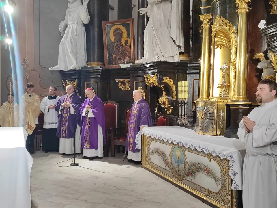 Biskup Grzegorz Suchodolski odwiedził Parafię Podwyższenia Krzyża Św. Ingres Biskupa z plebanii do kościoła i msza święta