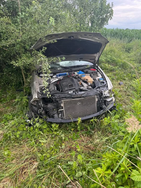 Powiat łęczyński: Auto uderzyło w barierki i wypadło z drogi. Kierowca w szpitalu