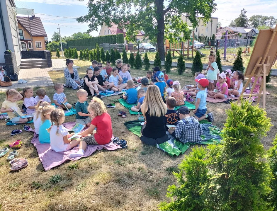 Akcja "Czytanie na polanie" w Hucie Dąbrowej