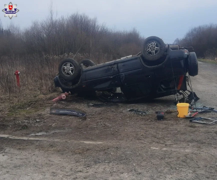 Radzyń Podlaski: Dachowanie samochodu. Kierowca miał prawo jazdy od kilku dni - Zdjęcie główne