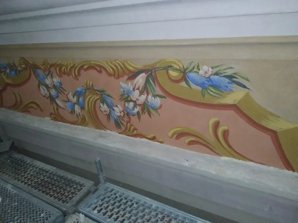W kościele Podwyższenia Krzyża Św. w Łukowie można podziwiać zabytkowe freski.