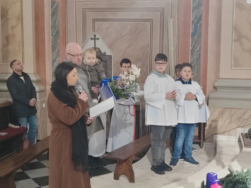 Biskup Grzegorz Suchodolski odwiedził Parafię Podwyższenia Krzyża Św. Ingres Biskupa z plebanii do kościoła i msza święta