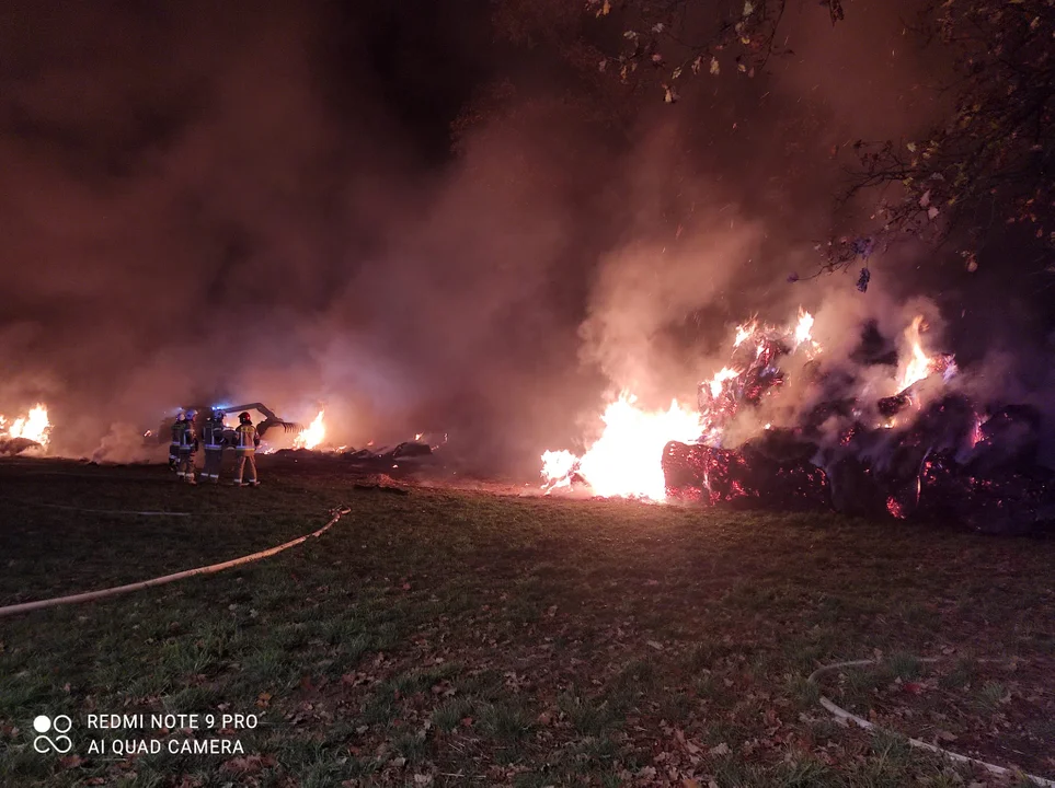 Spaliło się 200 bel słomy na polu (zdjęcia) Gasili je zawodowi strażacy i OSP z gminy Wola Mysłowska
