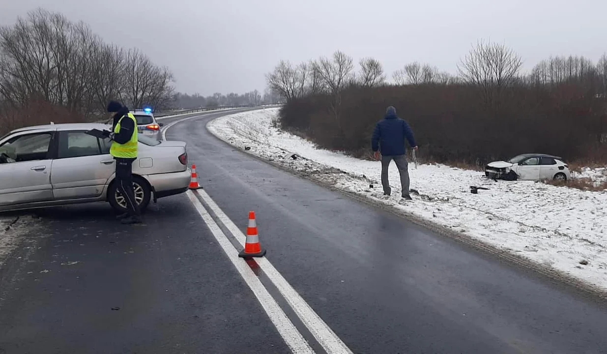 Powiat puławski: Czołowe zderzenie dwóch osobówek w m. Matygi. Nowe informacje