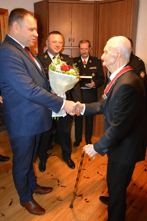 Wincenty Szmołda (101 l.) został uhonorowany Złotym Znakiem Związku Ochotniczych Straży Pożarnych Rzeczypospolitej Polskiej