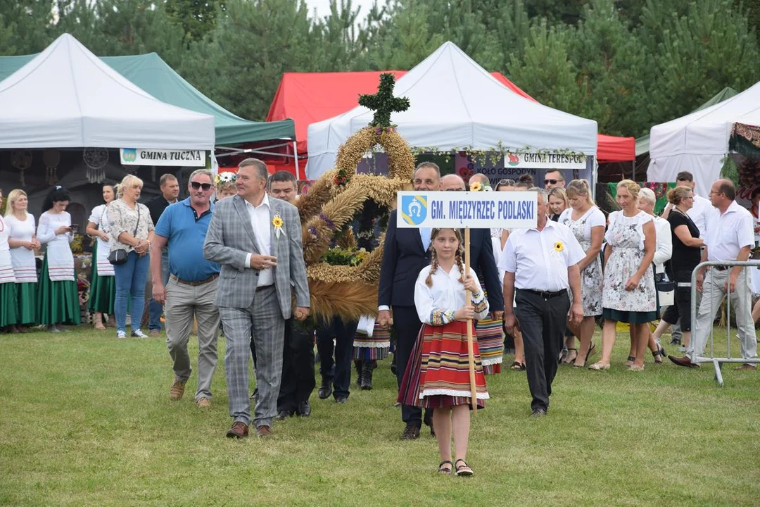 Dożynki Powiatowe w Drelowie 2023. Korowód i prezentacja wieńców