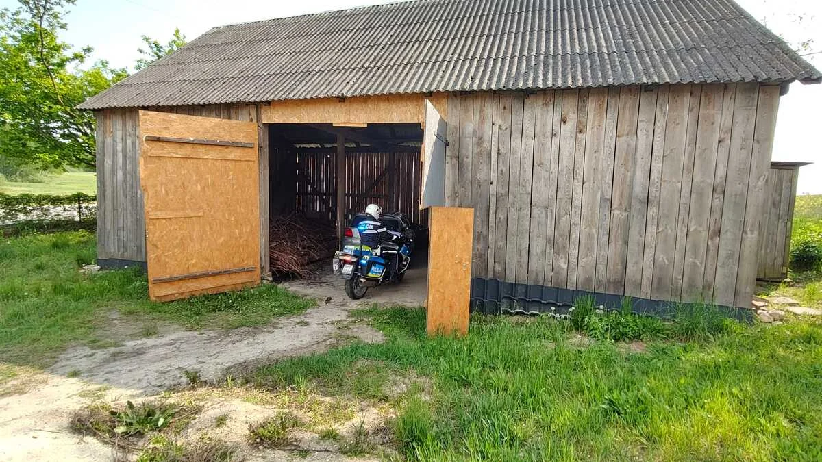 Powiat radzyński: Pijani spali w aucie zaparkowanym w stodole. Wcześniej jechali na "kapciu"