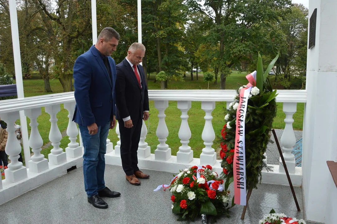 Odsłonięcie tablicy pamiątkowej poświęconej Żydom z Józefowa nad Wisłą zamordowanym podczas akcji "Reinhard"