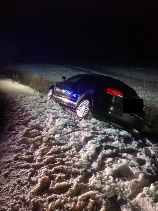 Trudne warunki na drogach w powiecie łukowskim. Audi wpadło do rowu koło Serokomli, jedna osoba trafiła do szpitala - Zdjęcie główne