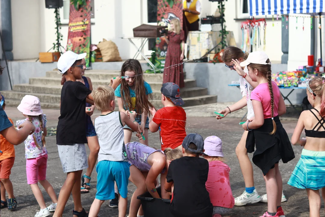 „Ścinki są wszędzie!” – ludowość wraca do łask. Szesnastolatka wzbudzała podziw na Pikniku Rodzinnym w Jeziorzanach