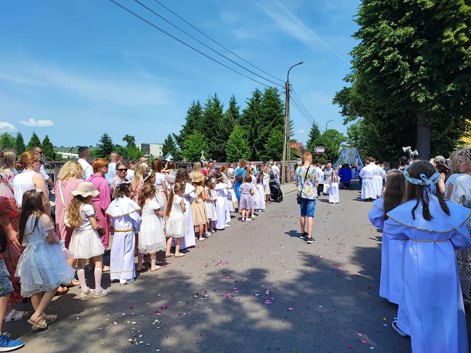 Procesja Bożego Ciała w parafii Podwyższenia Krzyża Świętego w Łukowie