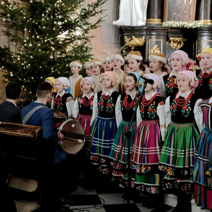 ŁUKÓW „Łukowiacy” kolędowali w parafiach. Wspaniałe koncerty i oprawa mszy św.