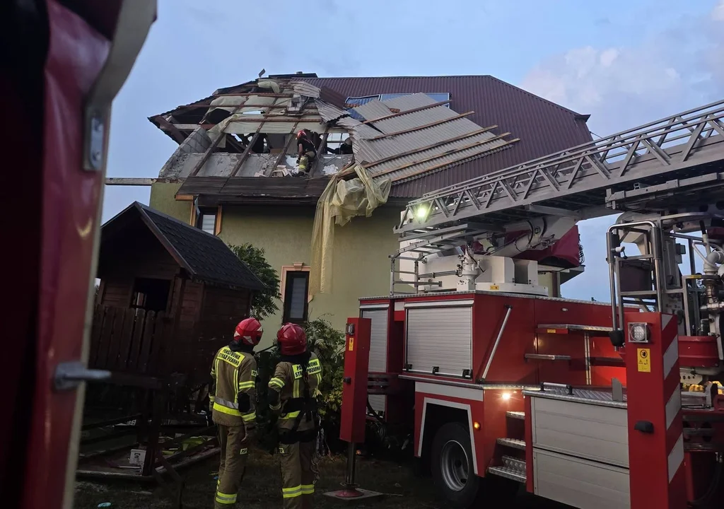 Niebezpiecznie na Ziemi Biłgorajskiej. Zerwany dach w gminie Biłgoraj (foto) - Zdjęcie główne