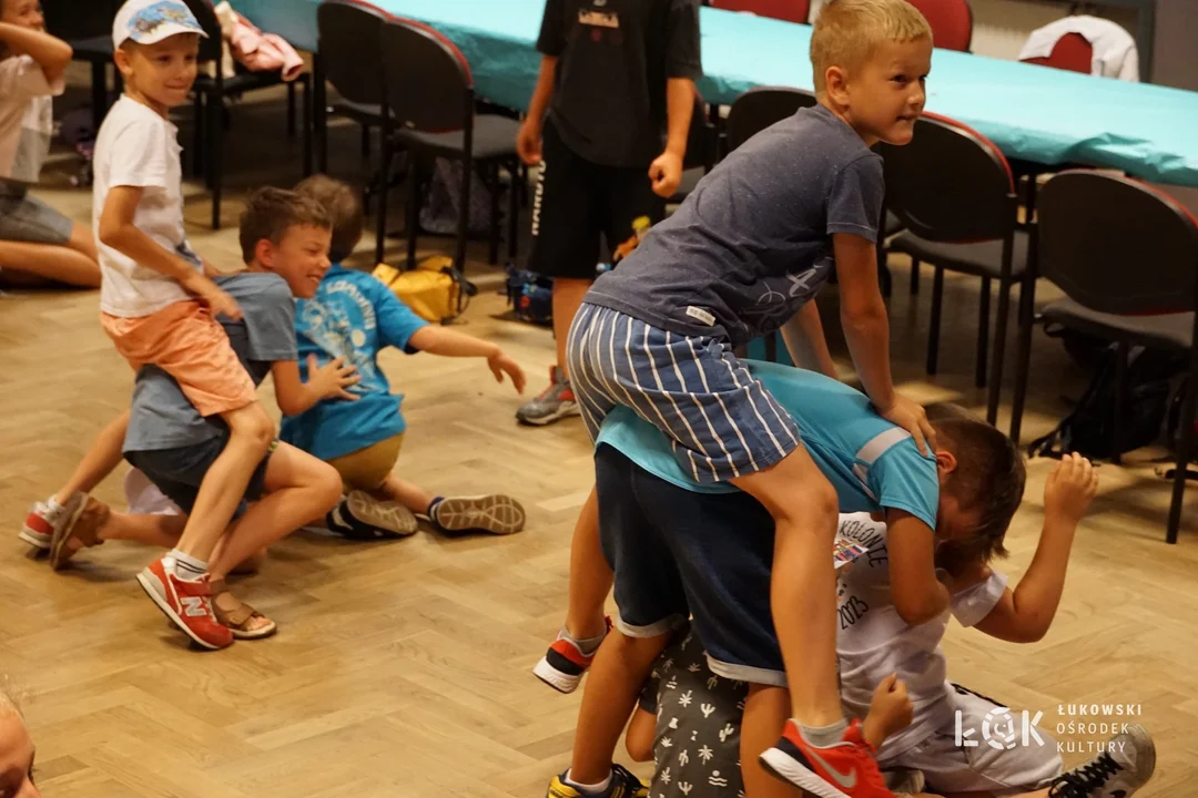 Wakacje z ŁOK. Warsztaty plastyczne, teatralne, dziennikarskie oraz muzyczne