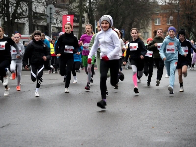 Łuków. 900 biegaczy uczciło 105. rocznicę Odzyskania Niepodległości na sportowo [ZDJĘCIA] - Zdjęcie główne