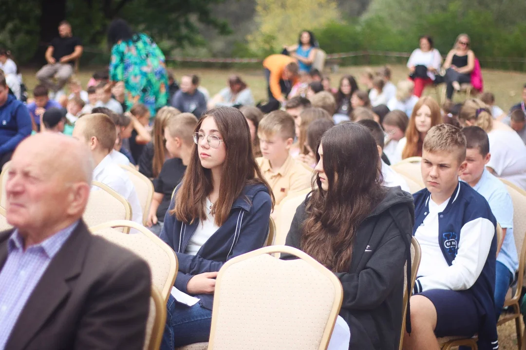 Narodowe Czytanie w Józefowie nad Wisłą – wspólna lektura połączyła pokolenia (ZDJĘCIA) - Zdjęcie główne