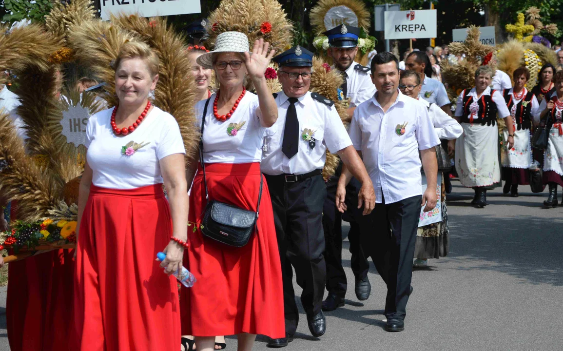 Gorące dożynki gminno-parafialne w Jeziorzanach. Tak wyglądał korowód [ZDJĘCIA] - Zdjęcie główne