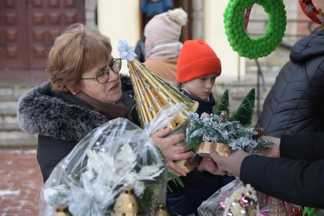 Koło Gospodyń Wiejskich w Zimnej Wodzie zaprosiło na kiermasz świąteczny na pomoc Marcie Ochnik