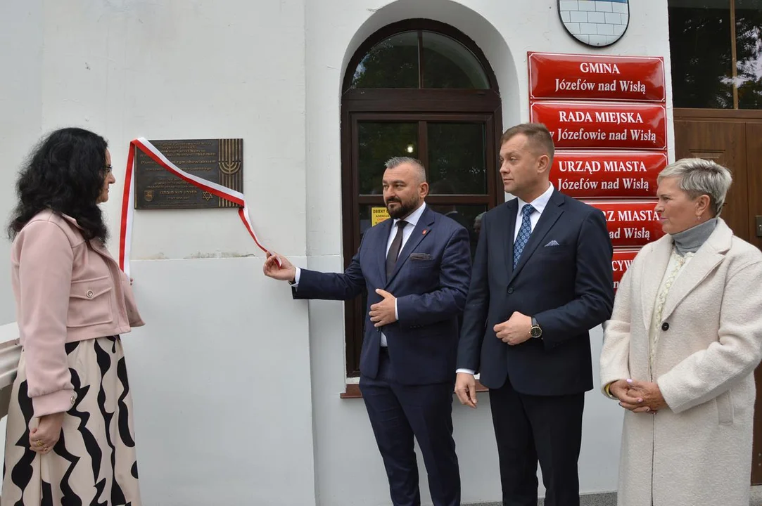 Józefów nad Wisłą: Odsłonili tablicę poświęconą józefowskim Żydom. „Większość to byli obywatele polscy. To upamiętnienie należy im się po tylu latach” (ZDJĘCIA) - Zdjęcie główne