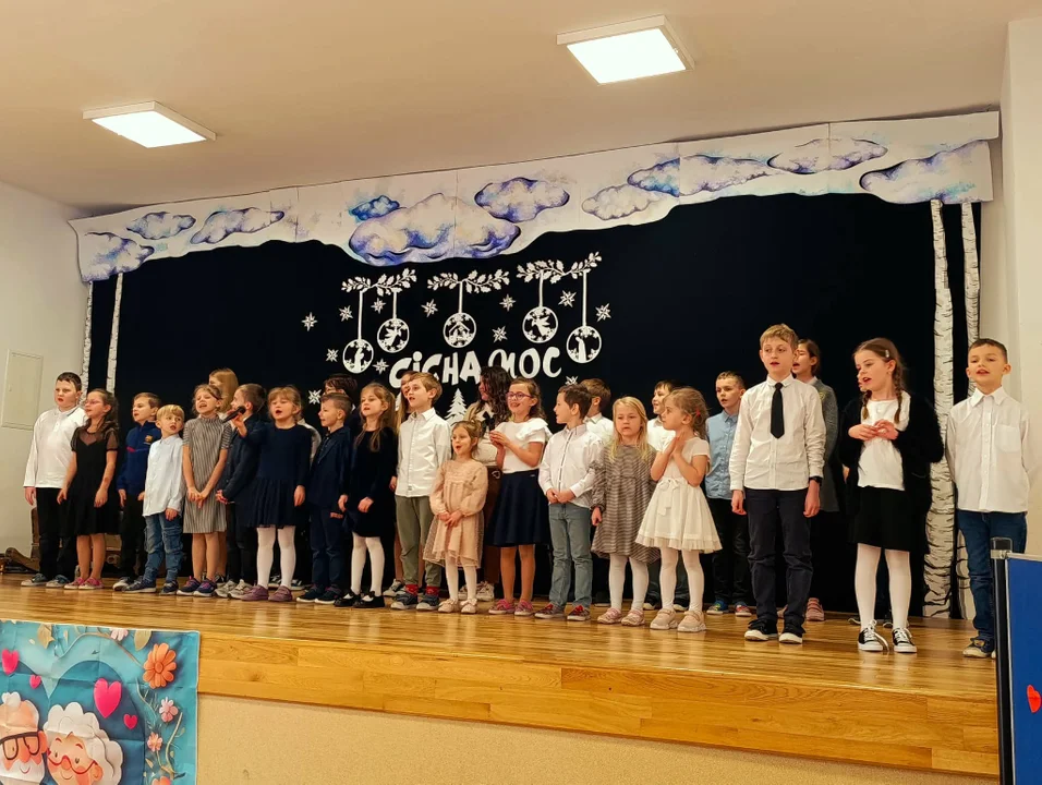 Święto pełne miłości. Uczniowie pamiętali o Babciach i Dziadkach (galeria) - Zdjęcie główne