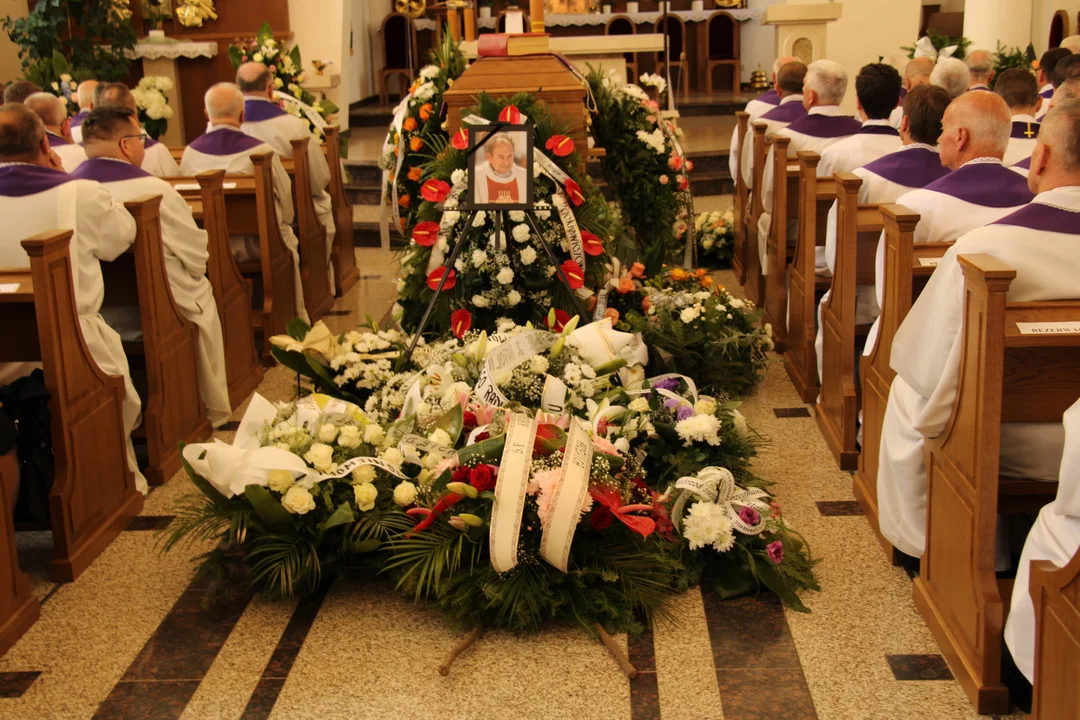 Pogrzeb Ks. Zbigniew Hackiewicz. Proboszcza parafii w Jedlance pożegnała setka duchownych