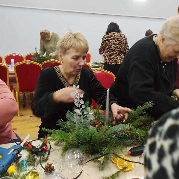 Seniorzy z gminy Trzebieszów zrobili świąteczne stroiki