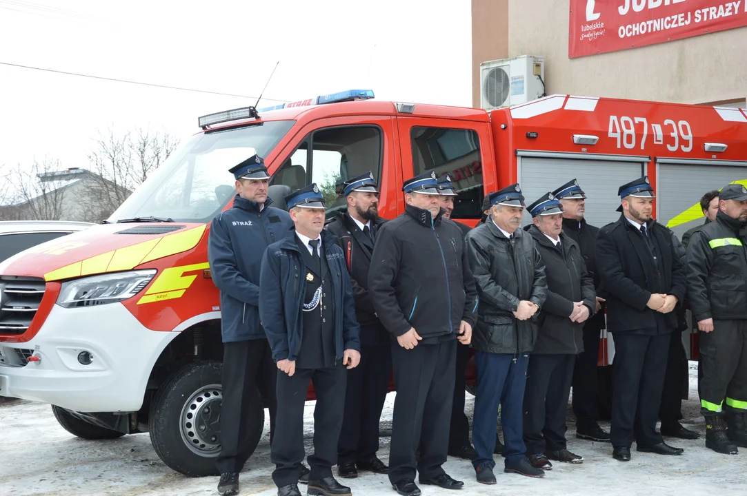 Uroczystość przekazania samochodu strazackiego dla OSP w Chruślinie