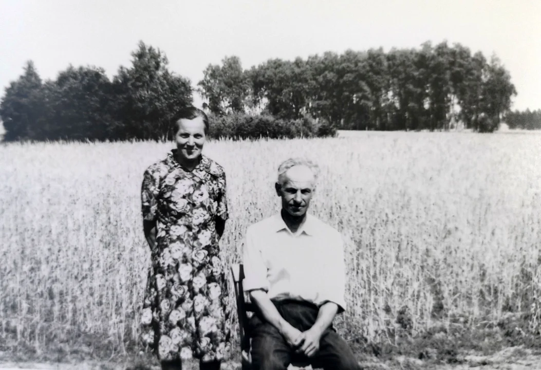 Pani Emilia Grudzień  z mężem na fotografiach sprzed lat (fot. archiwum rodzinne)