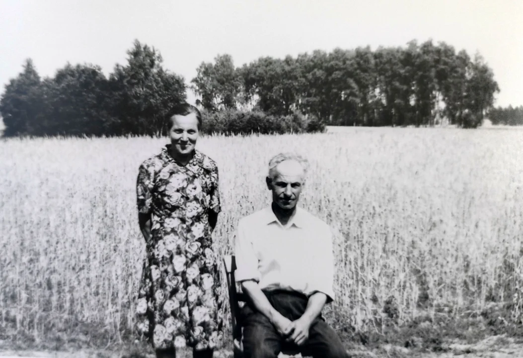 Pani Emilia Grudzień z mężem na fotografiach sprzed lat (fot. archiwum rodzinne)