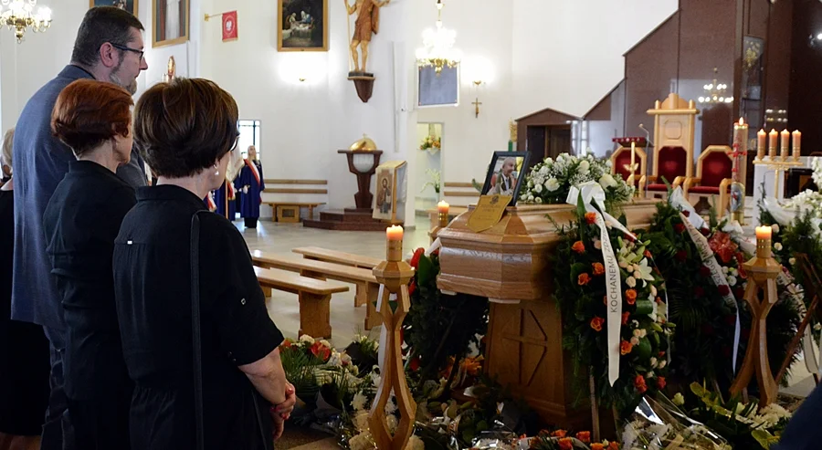 Ostatnie pożegnanie. Śp.  Zdzisława Janusa, dyrektora największej szkoły zawodowej regionu z 30. letnim stażem na tym stanowisku, żegnali  dyrektorzy - Zdjęcie główne