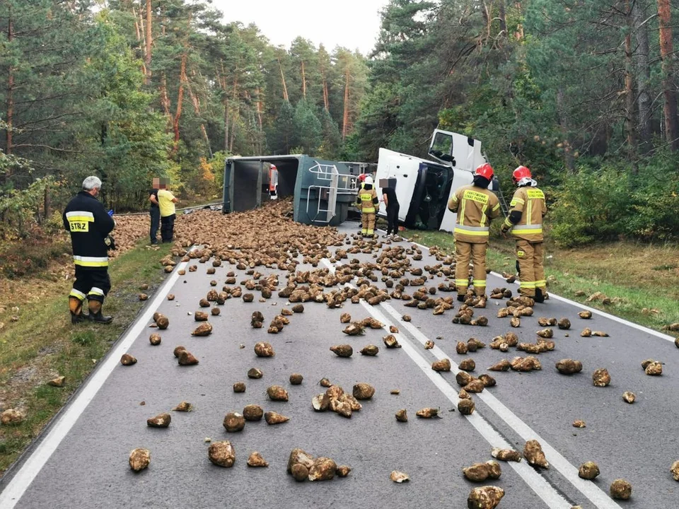 Województwo lubelskie: Ciężarówka wywróciła się na trasie. Drogę zablokowały buraki - Zdjęcie główne