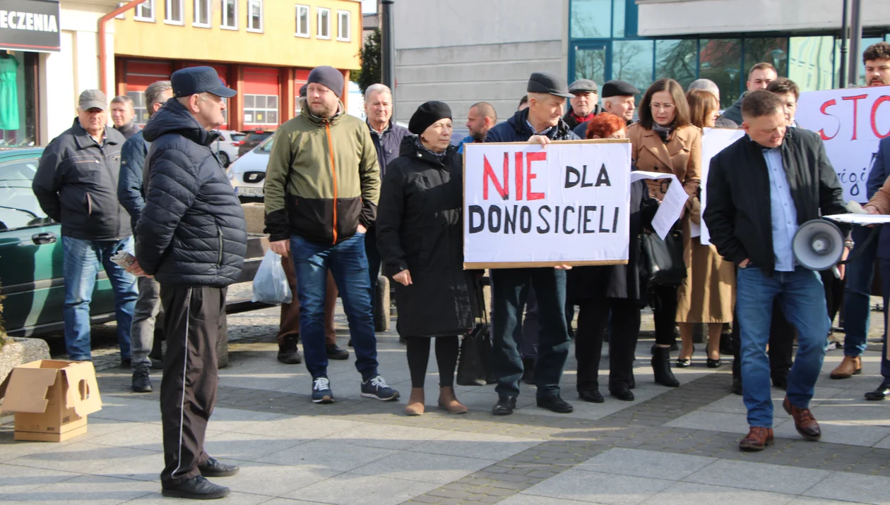 Lubartów: protest w obronie radnego śledzonego przez detektywów