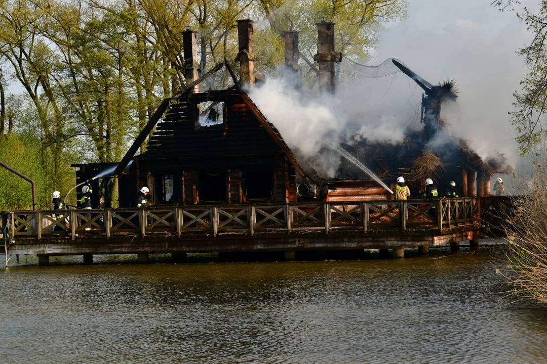 Pożar budynku SPA w Dworze Droblin (zdjęcia) - Zdjęcie główne