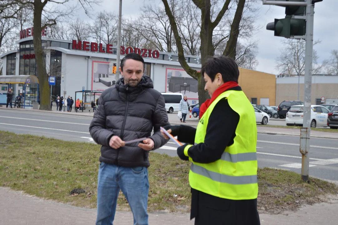 Akcja rozdawania odblasków w Puławach