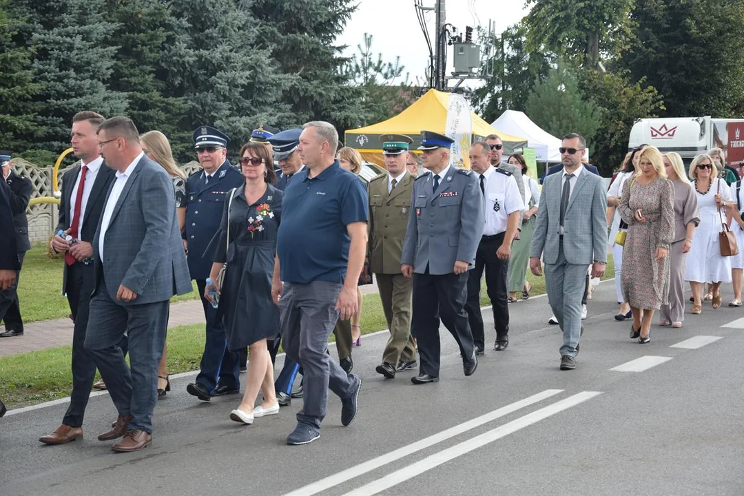 Dożynki Powiatowe w Drelowie 2023. Korowód i prezentacja wieńców