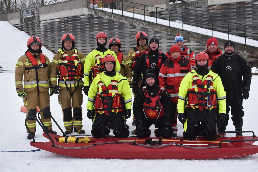 Puławskie służby ćwiczyły na lodzie. Apelują o rozwagę w czasie ferii (zdjęcia) - Zdjęcie główne