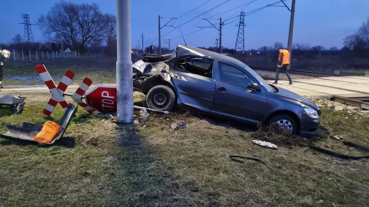 Senior z Lublina wjechał samochodem wprost pod pociąg