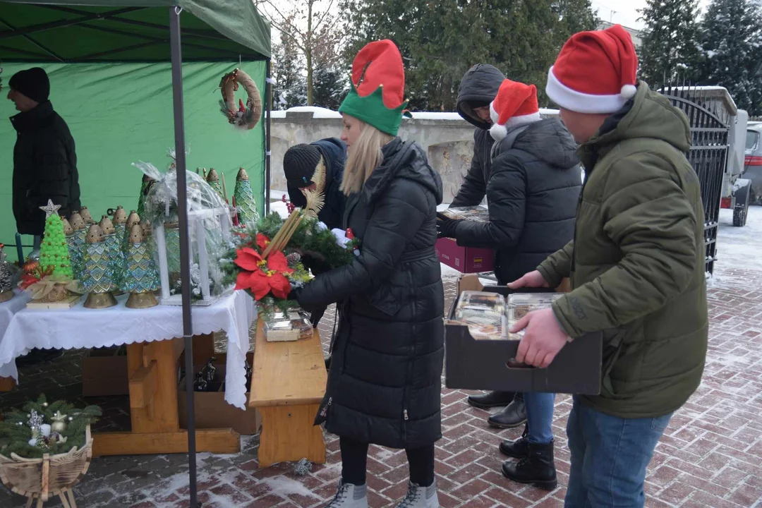 Koło Gospodyń Wiejskich w Zimnej Wodzie zaprosiło na kiermasz świąteczny na pomoc Marcie Ochnik