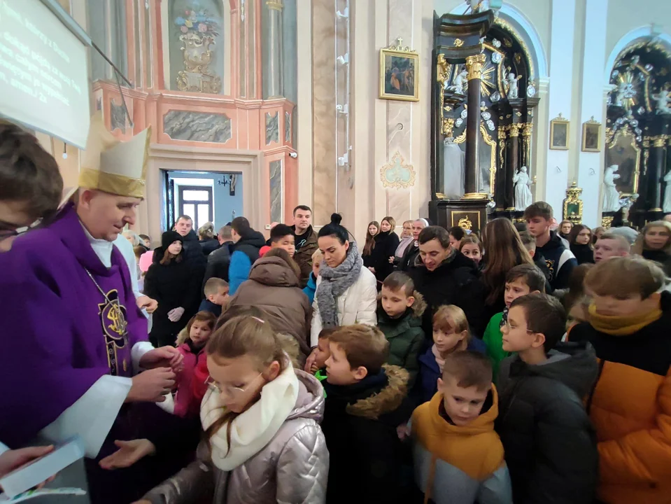 Dzieci z rodzicami modliły się podczas mszy św. z udziałem Bpa Grzegorza Suchodolskiego. Błogosławieństwo przez nałożenie rąk