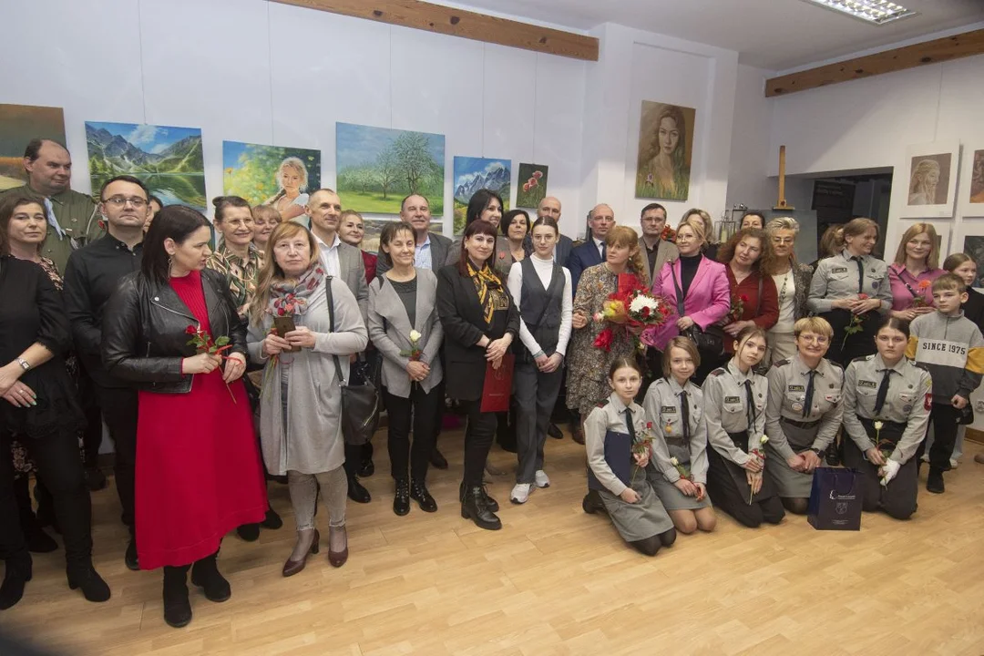 ,,Radość tworzenia" wystawa malarstwa Aliny Pięta w Muzeum Regionalnym z okazji Dnia Kobiet - Zdjęcie główne