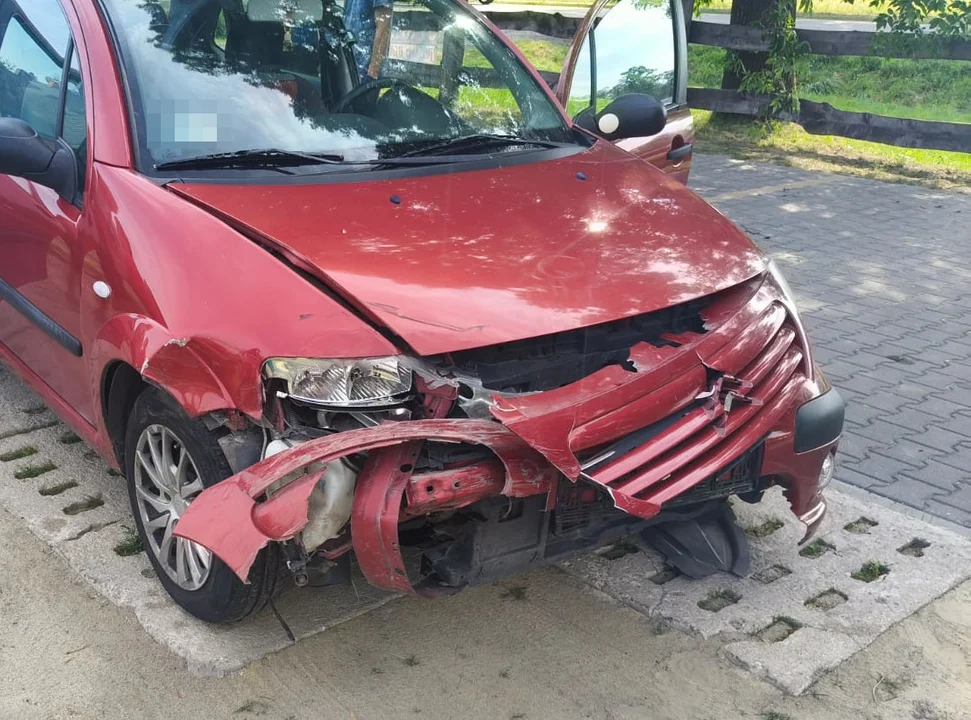 Lubelskie: Najpierw dachowanie Skody, potem czołówka dwóch aut. Dwie osoby w szpitalu